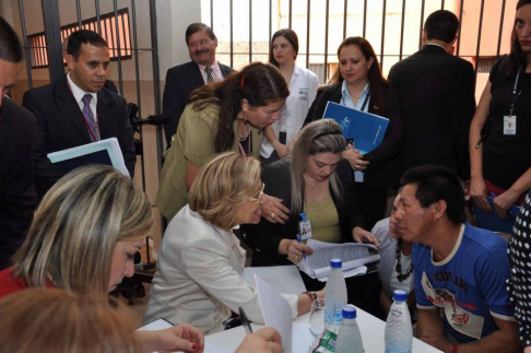 Momento en que la titular de la Corte, doctora Alicia Pucheta entrevista a uno de los reclusos