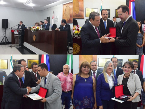 El magistrado Christian Marcelo Bernal recibiendo el reconocimiento.  