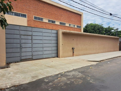 Acceso al depósito judicial ubicado en el barrio Sajonia de la ciudad de Asunción. 