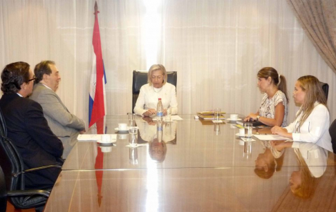 La presidenta de la Corte Suprema de Justicia, Alicia Pucheta junto a los miembros. del Centro Internacional de Justicia.