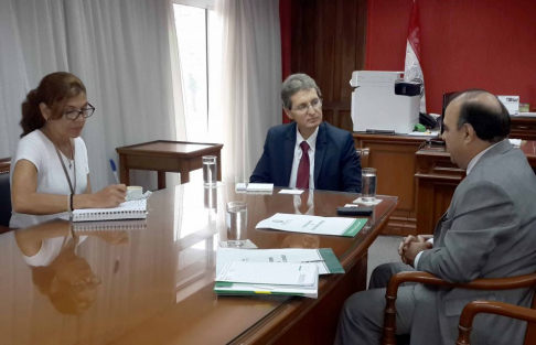 Reunión de trabajo para la firma de memorándum de entendimiento.
