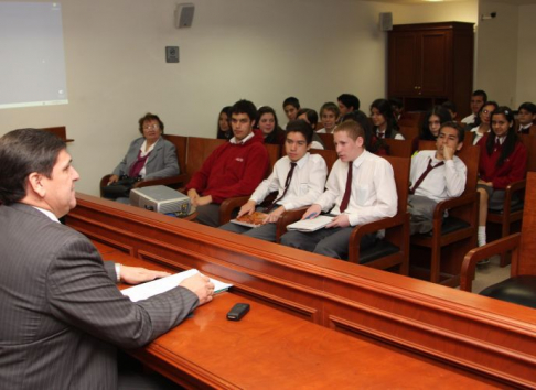 Instan a estudiantes a priorizar estudios y alejarse de los vicios