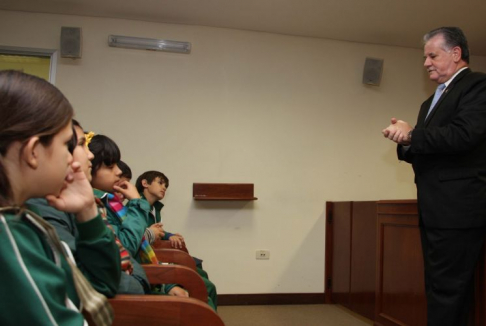 Ministro Núñez ilustró a niños de la Escuela Santa Caterina sobre función de la Justicia