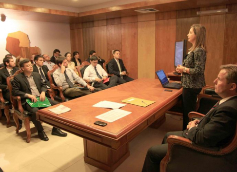 El coordinador del proyecto Expediente Judicial Electrónico, Alberto Martínez Simón, y la directora de Tecnología de la Corte, Julia Centurión, dieron a conocer detalles de la implementación del trámite electrónico de oficios judiciales.