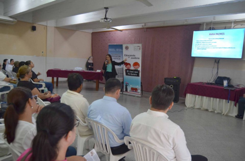 Durante la jornada la jueza de la Niñez y la Adolescencia de Capital, Martha Paola Vera, disertó sobre varios temas de interés para los docentes y padres de familia que asistieron al encuentro.