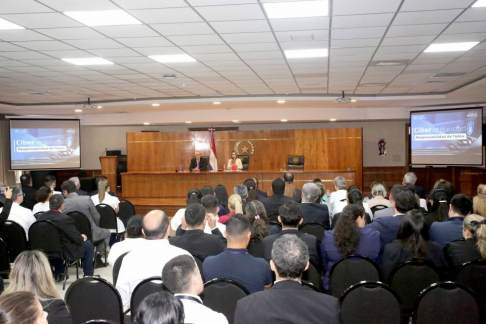 Taller de Concienciación en Ciberseguridad, desarrollado en el Salón Auditorio “Dra. Serafina Dávalos” del Palacio de Justicia de Asunción. 