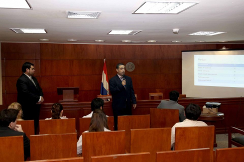 Momento de la conferencia de prensa a cargo del abogado Mario Elizeche.