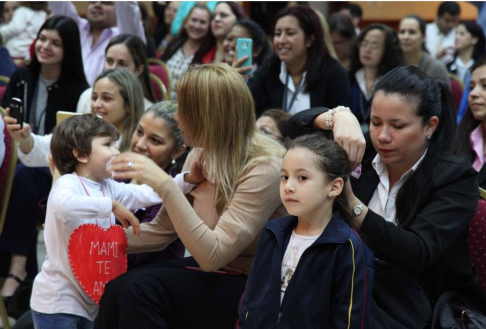 Los niños homenajearon en el Palacio de Justicia de Asunción.