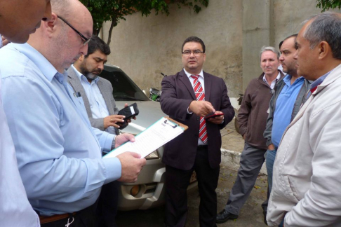 La comitiva ambiental verificó la planta de la empresa y procedió a tomar muestras.