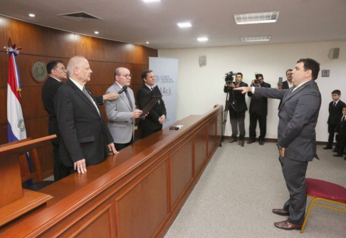 Ministros de la Corte Suprema tomaron juramento al nuevo juez electoral para San Pedro del Ycuamandyyú.