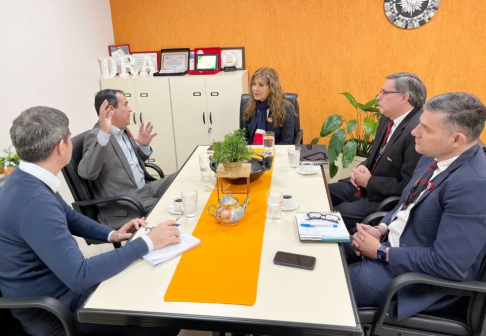Reunión entre representantes del Registro del Automotor y el Ministerio de Obras Públicas y Comunicaciones.