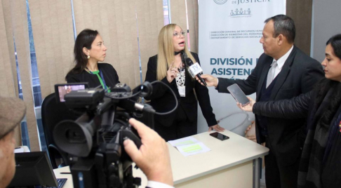La licenciada Norma Espínola, jefa de la División de Asistencia y Contención Psicosocial, junto con la psiquiatra María Rosa Santacruz, en una entrevista para TV Justicia.