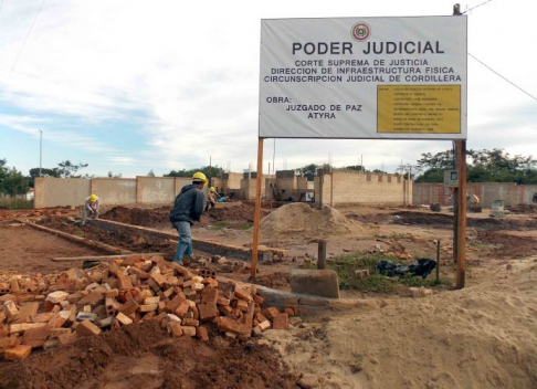 En plena construcción del Juzgado de Paz de Atyrá.
