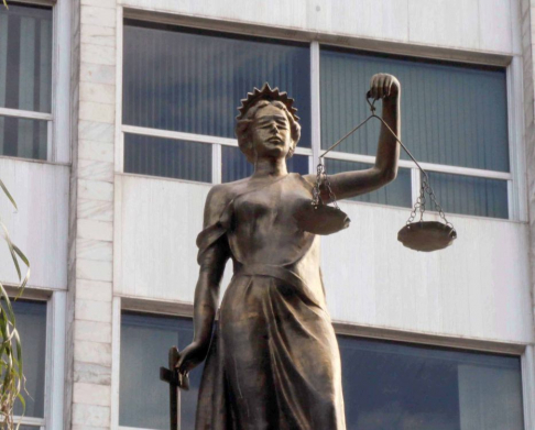 Jueza resuelve suspender firmas de imputados y condenados ante su juzgado hasta diciembre de 2021.