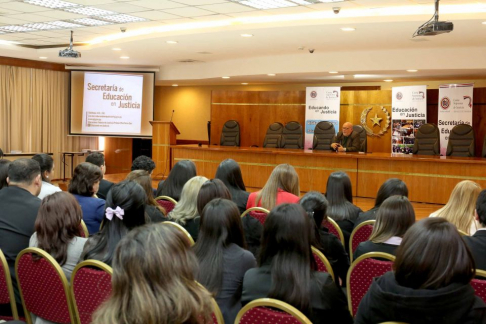El juez Penal de Sentencia explicó sobre el proceso penal a los visitantes 