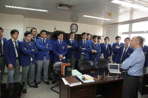 Alumnos del colegio San José en una charla amena con el juez Pedro Mayor Martinez