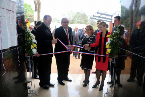 Corte de la cinta inaugural a cargo de la ministra Gladys Bareiro de Módica y otras autoridades.