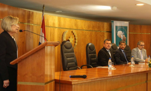 La presidenta de la CSJ, Alicia Pucheta de Correa, dando las palabras de apertura al curso.