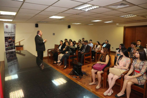 También dialogaron con el camarista del fuero Civil y Comercial el doctor Líneo Insfrán quien les brindó un panorama sobre las actividades tribunalicias.