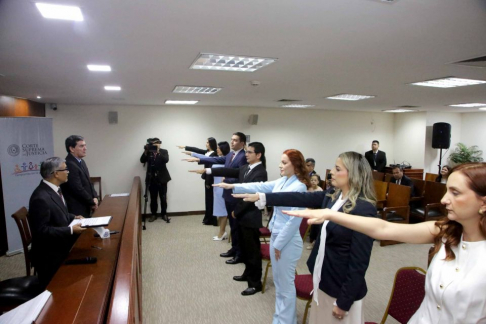 Autoridades judiciales tomaron juramento a actuarios judiciales para la Circunscripción Judicial de Caaguazú.