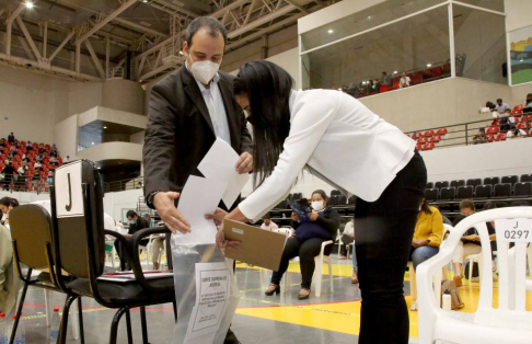El examen culminó a las 19:00 sin inconveniente alguno.