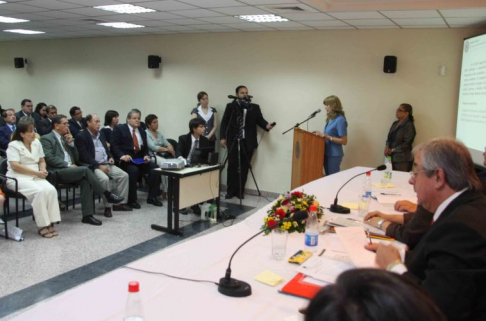 El presidente de la Corte Suprema de Justicia, doctor José Raúl Torres Kirmser, dirigiendo un encuentro en la Circunscripción Judicial de Caazapá. (Foto de Archivo)