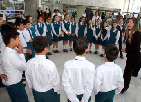 Alumnos y alumnas del Colegio Monseñor Lasagna iniciando el recorrido por el Palacio de Justicia.