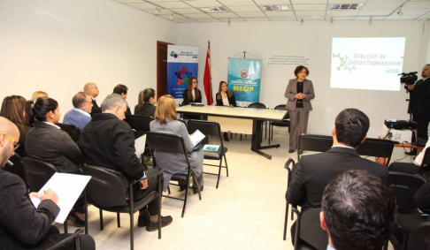 La directora de la Dirección de Gestión Organizacional, Nelly Burgos, hablando del objetivo del taller.