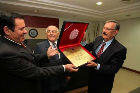 Momento en que el abogado Elizardo Monges Samudio recibe la placa de reconocimiento