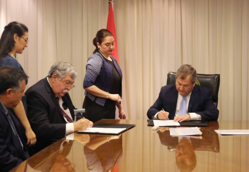 La renovación del convenio se realizó en la sala de acuerdos de la máxima instancia judicial, firmaron en representación de cada institución, el presidente de la Corte, Eugenio Jiménez Rolón  y el Decano de FFUNA, Dr. Ricardo Pavetti.