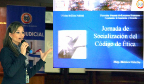 Mónica Villalba, de la Dirección de Recursos Humanos de la Corte Suprema de Justicia, encargada de la disertación.