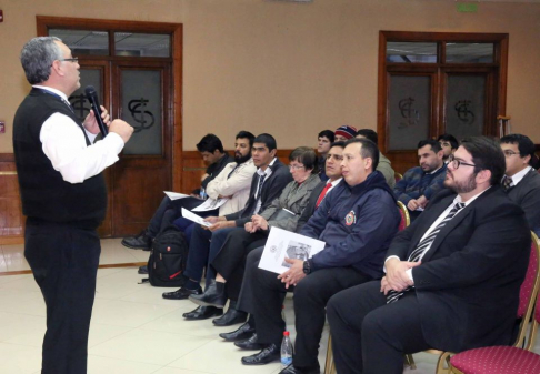 Funcionarios beneficiados con el proceso de capacitación participaron de una charla de reinducción.