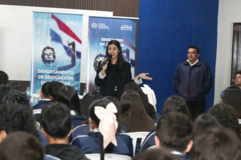 Continúan las charlas educativas en Caaguazú.