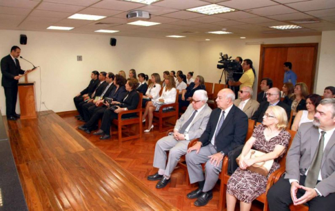 El doctor Gonzalo Sosa Nicoli dio las palabras de inicio, recordando al doctor Centurión Morínigo, ex miembro del Consejo Consultivo de Ética Judicial.