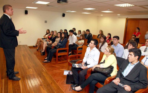 El camarista Emiliano Rolón en el encuentro con los estudiantes de Derecho de Caacupé.