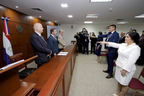 Autoridades judiciales tomaron juramento a defensores públicos.