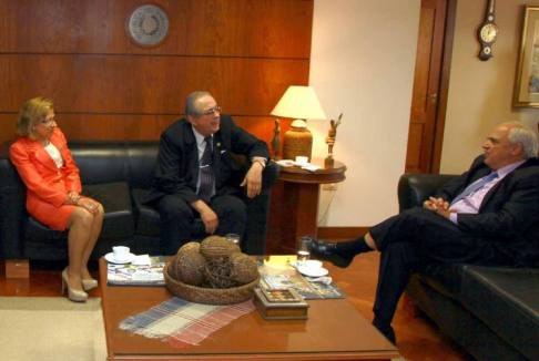 El presidente de la Corte, doctor José Raúl Torres Kirmser, y la vicepresidenta primera de la Corte, doctor Alicia Pucheta de Correa, con el secretario general de la Unasur, Ernesto Samper.
