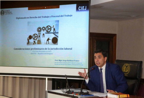 El coordinador académico de la capacitación, magíster Jorge Rafael Barboza, juez de Primera Instancia del Fuero Laboral, estuvo disertando en el módulo II.