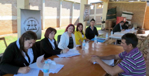 La doctora Nelly Obregón dirigió la reunión con los internos.