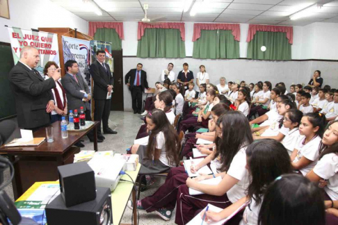 El ministro Luis María Benítez Riera durante su ponencia acerca de las funciones del Poder Judicial
