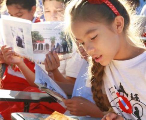 Los alumnos leen textos relacionados a sus derechos.