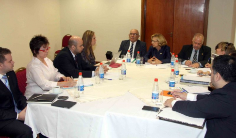 Momento de la reunión entre los miembros de la Sala Penal de la Corte, la ministra de Justicia y otros representantes de ambas instituciones.