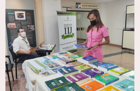 Exposición y venta de libros del IIJ en Concepción.