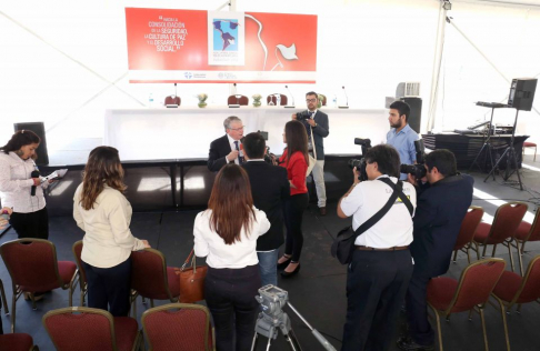 Conferencia de prensa con autoridades internacionales.