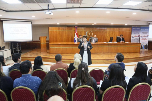 Alumnos de UNIDA visitaron el Palacio de Justicia de Asunción.