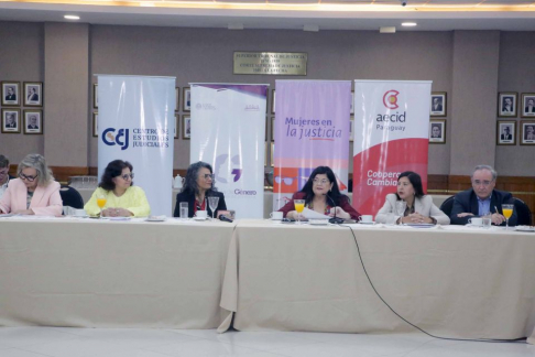 La apertura estuvo a cargo de la ministra Llanes, quien agradeció la presencia de las autoridades y participantes. Señaló que “esta actividad se enmarca en el proceso de ejecución del proyecto denominado Promoción de la Igualdad de Género en el PJ.