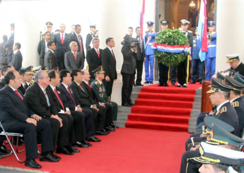 El presidente de la Corte Suprema de Justicia, doctor José Raúl Torres Kirmser, participó del acto de la ofrenda floral en el Panteón de los Héroes.