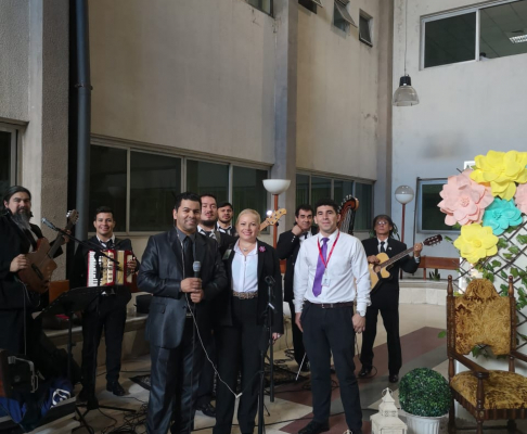 Funcionarios ofrecen serenata a la Madre y a la Patria
