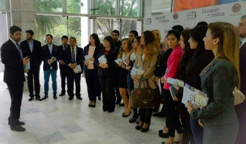 Alumnos del segundo año de la carrera de Derecho de la Universidad Tecnológica Intercontiental (UTIC)