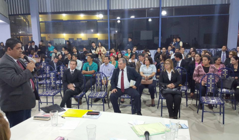 El decano de la Facultad de Ciencias Jurídicas, abogado Óscar Galeano, dio apertura a la charla educativa.